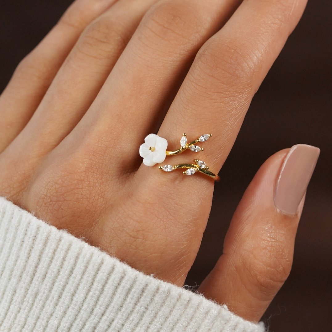 Bague Fleur Blanche Émaillée 2