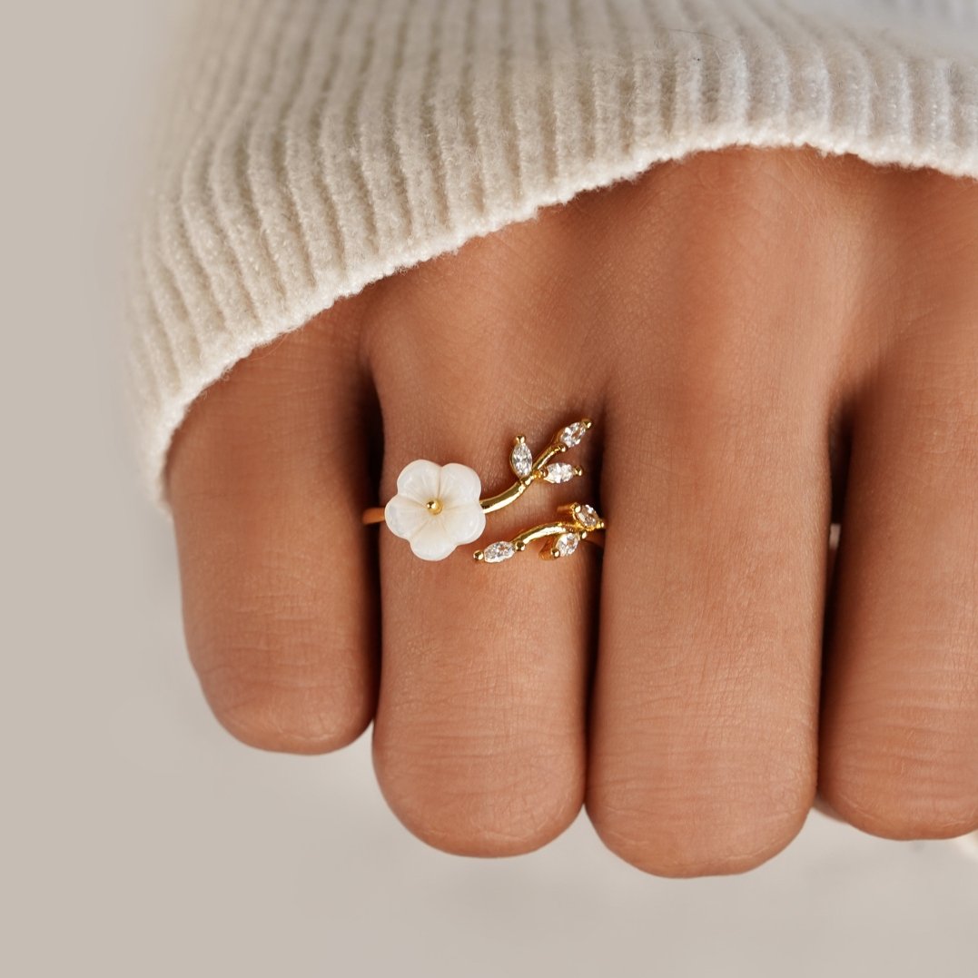 Bague Fleur Blanche Émaillée 1